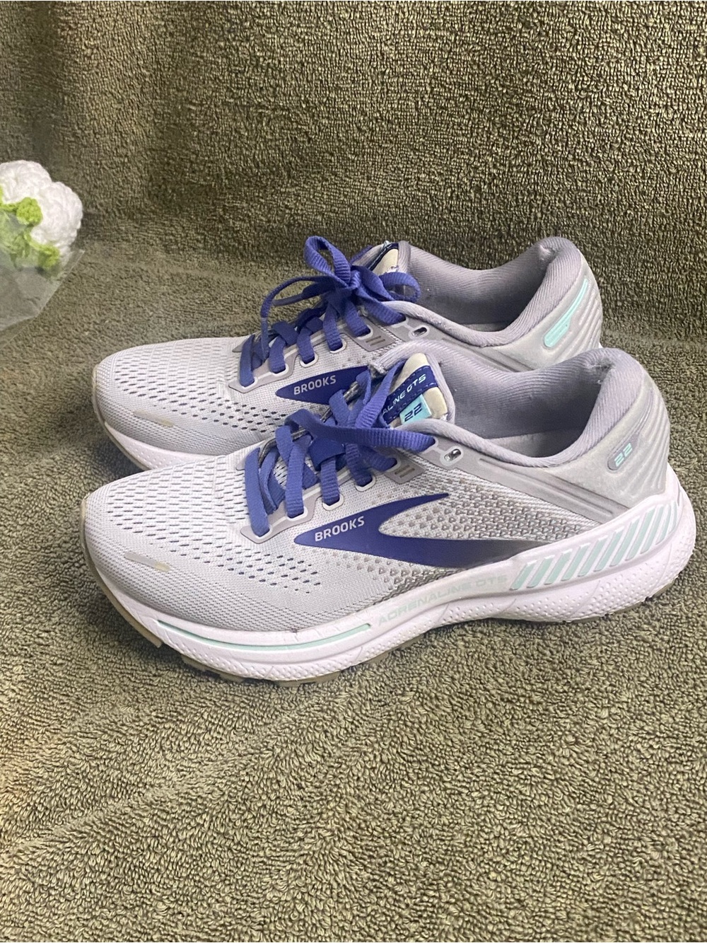 Brooks Adrenaline GTS 22 Womens  Size 5 Running Shoes Sneakers